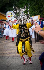 Barwny korowód z okazji TKB przeszedł przez Wisłę